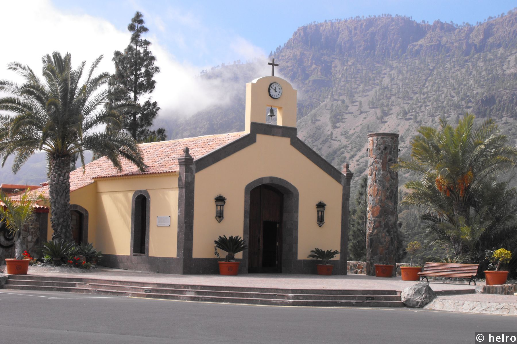 kirche,palmen,berge